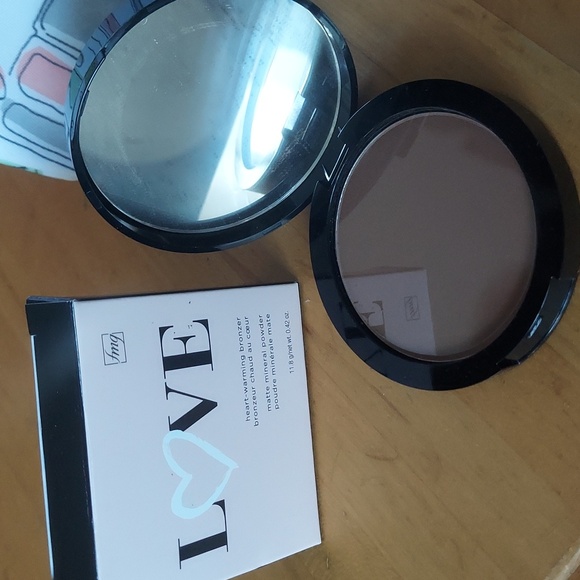 AVON Signature Makeup-Bag  w/ 3 Full Size AVON/(fmg) Makeup Products - Picture 9 of 15